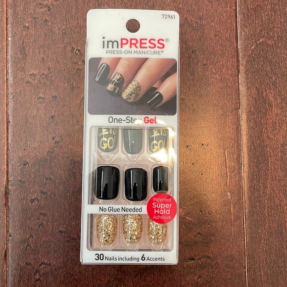 Press on nails - Picture 1 of 3